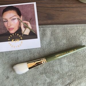 Katie Jane Hughes x Spectrum Brush 04